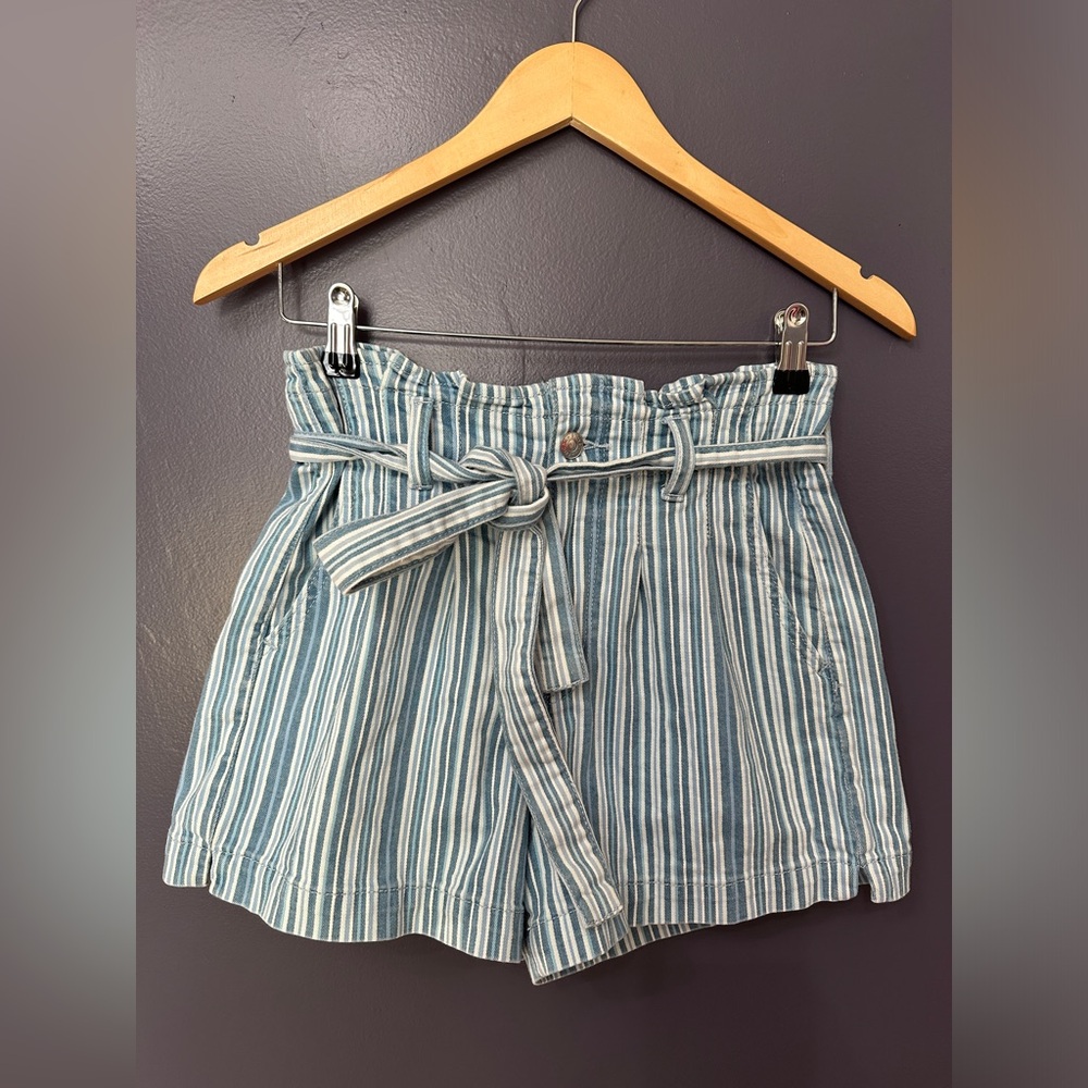 AMERICAN EAGLE Striped Stretch High Waist Paperbag Mom Short EUC Size 2